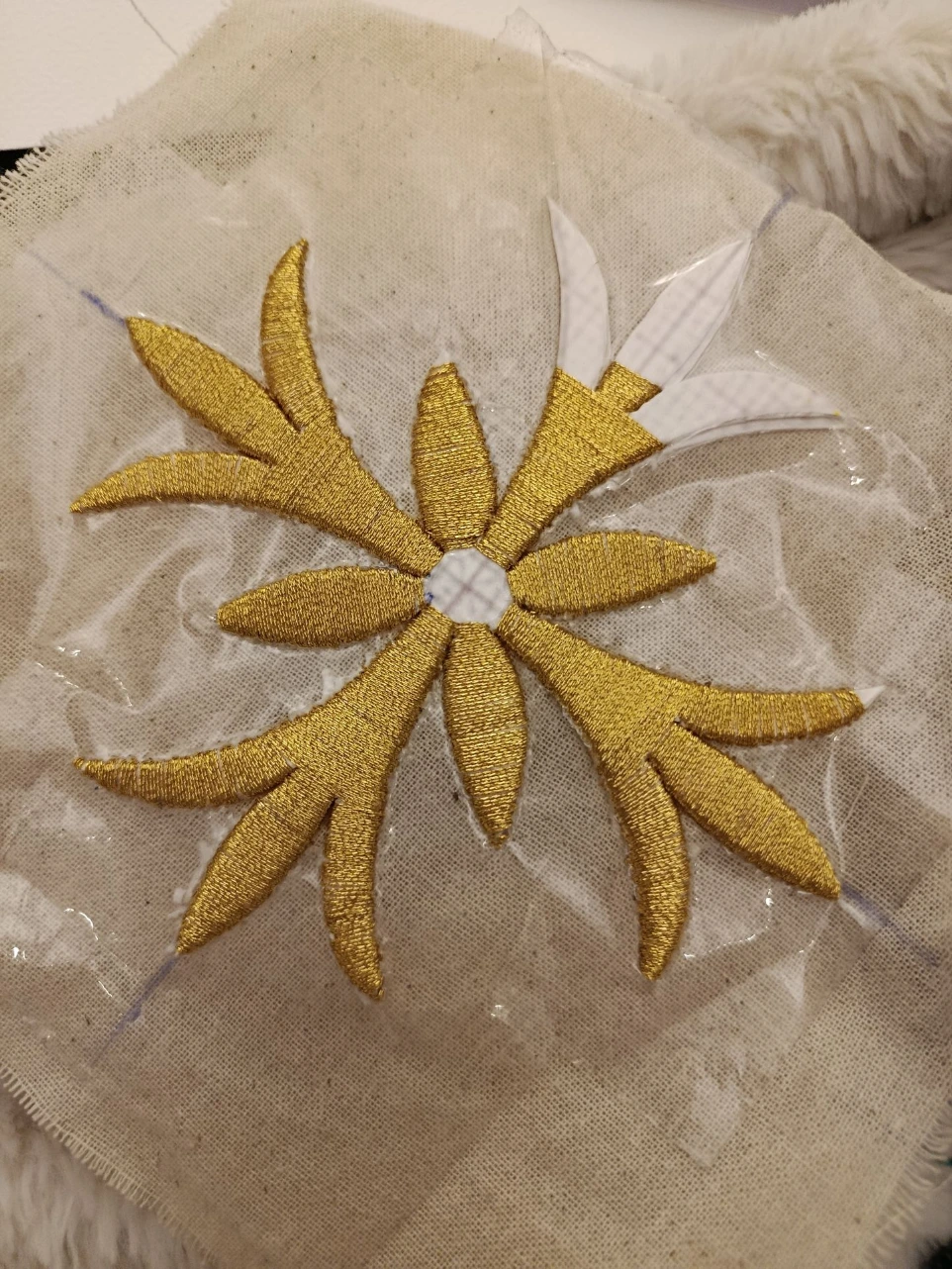 Croix brodée à la main